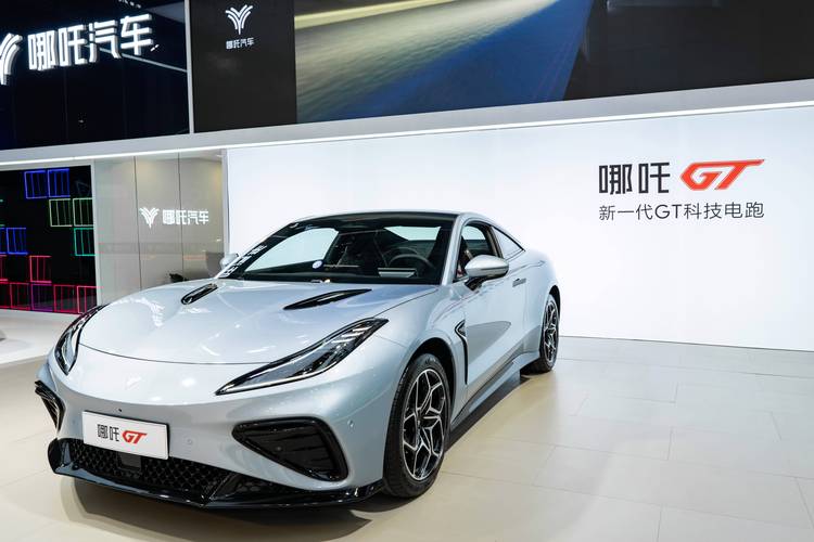 重庆221哪吒汽车在智能汽车领域的表现，领途汽车在新能源汽车市场中的影响力